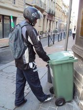 Sortie et rentrée des conteneurs de déchets